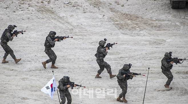 20일 경기도 포천 승진과학화훈련장에서 진행된 육군 기동화력 시범에서 워리어플랫폼으로 무장한 전투원들이 지상정찰 활동을 하고 있다. (사진=육군)