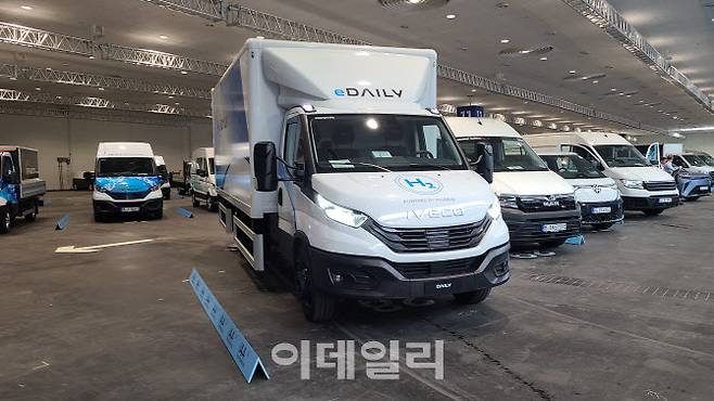 IAA 2022의 테스트 드라이브존. 이베코와 현대차가 협업한 결과물인 H2 e데일리 프로토타입을 비롯해 시승가능한 차량들이 서 있다. (사진=손의연기자)