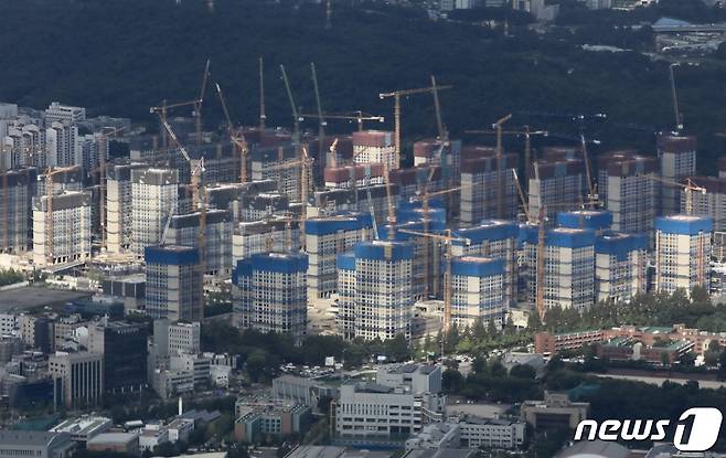 서울 송파구 롯데월드타워 서울스카이에서 바라본 강동구 둔촌주공아파트 재건축 현장. 2022.8.16/뉴스1 ⓒ News1 구윤성 기자