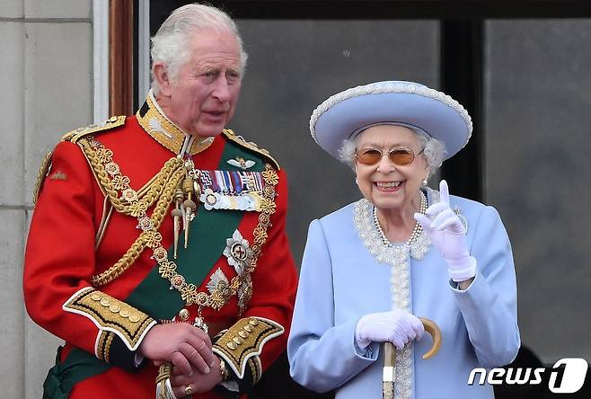 생전 영국 엘리자베스 2세 여왕과 찰스 왕세자 모습 ⓒ AFP=뉴스1 ⓒ News1 정윤미 기자