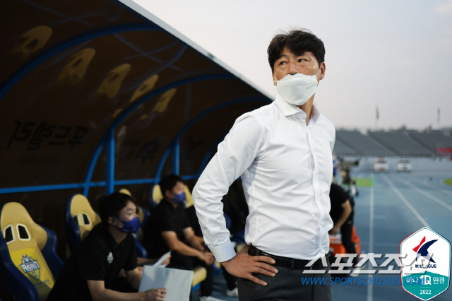 충남아산 박동혁 감독. 한국프로축구연맹