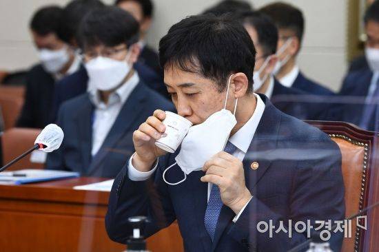 김주현 금융위원장이 28일 국회에서 열린 정무위원회 전체회의에 출석, 속이 타는듯 물을 마시고 있다./윤동주 기자 doso7@