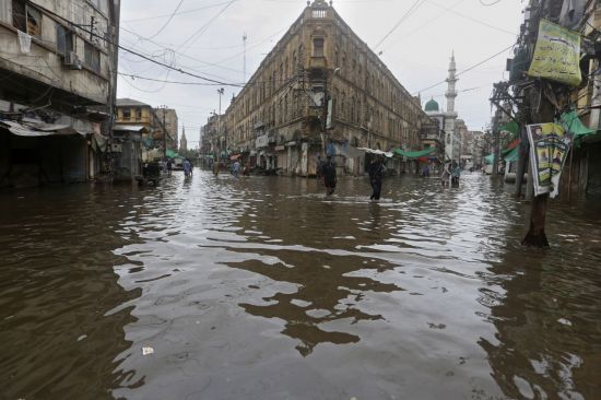 물에 잠긴 파키스탄 최대도시 카라치 시내. [이미지출처=연합뉴스]
