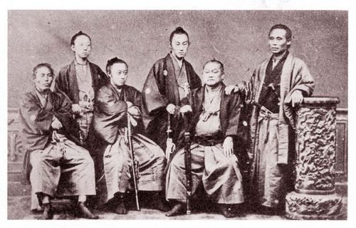 1868년 도쿠가와 막부에 저항하는 반란을 일으킨 사쓰마 번과 조슈 번의 젊은 사무라이들. 맨왼쪽이 이토 히로부미, 맨 오른쪽이 오쿠보 도시미치.