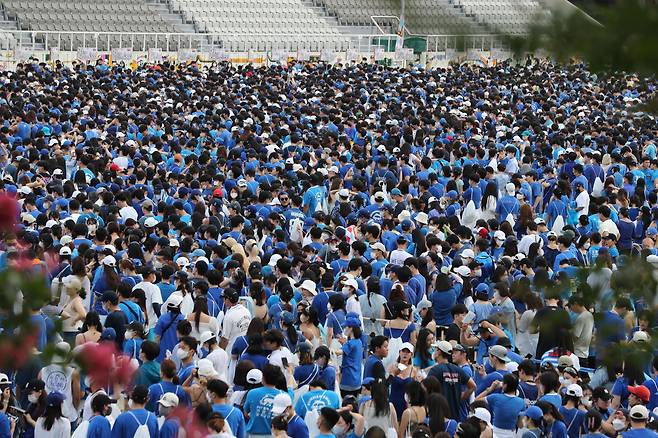 7월 7일 오후 서울 잠실종합운동장이 가수 싸이의 여름 콘서트 '흠뻑쇼'에 입장하려는 관객들로 북적이고 있다. 방역수칙에 따라 마스크를 쓰고 있다. /뉴스1