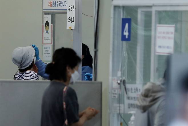 지난 19일 오전 서울 송파구보건소에 마련된 코로나19 선별진료소에서 시민들이 검사를 받고 있다. /뉴스1