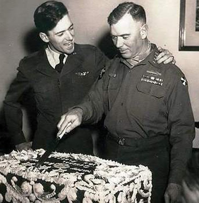 6·25전쟁 중이던 1952년 3월 한국에서 60번째 생일을 맞은 아버지 제임스 밴플리트 장군(오른쪽)을 밴플리트 2세 대위가 축하해주고 있다. 조 맥크리스천 페이스북 캡처