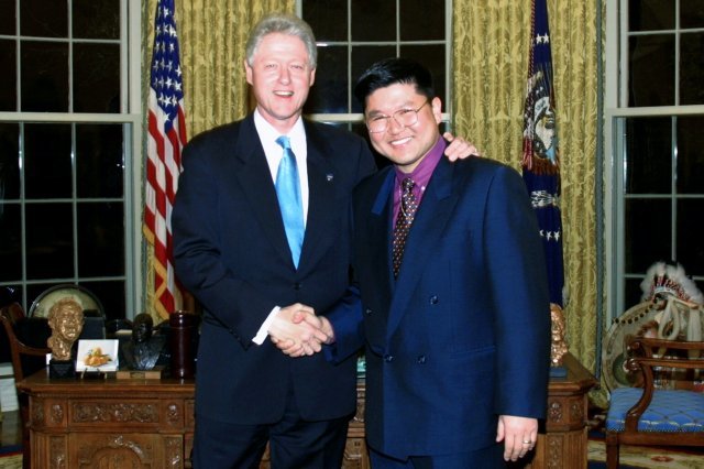 백악관 출입기자 시절 빌클린턴 대통령과. 
Hyungwon Kang with U.S. President Bill Clinton in the Oval Office at the White House in Washington.