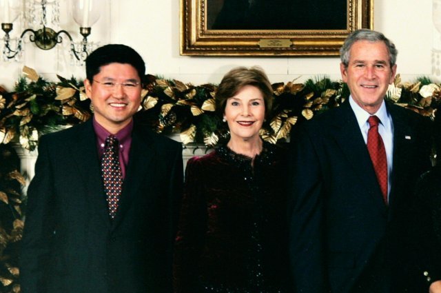 백악관 출입시절 부시 대통령 내외와. Photojournalist Hyungwon Kang with U.S. President 
George W. Bush with first lady Laura Bush at the White White in 
Washington. Photo courtesy Hyungwon Kang