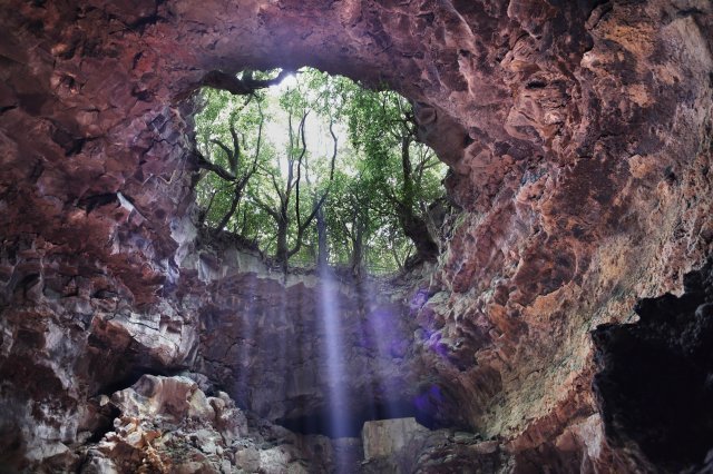 제주 만장굴 용암동굴: Daylight enters the entrance #3 of the closed section of 
the Manjanggul Lava Tube. At 8.928km long, the Manjanggul cave is one of
 the coolest places on Jeju island. Photo @ Hyungwon Kang