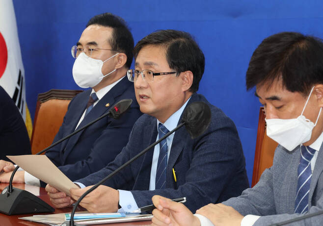 더불어민주당 김성환 정책위의장이 15일 오전 국회에서 열린 정책조정회의에서 발언하고 있다. 연합뉴스