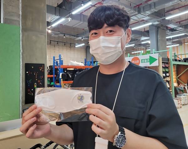 우.거.지 정책기자단 응원합니다. 지구사랑에 동참한다는 나호윤 담당자.