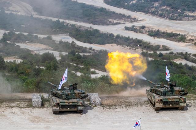 경기 포천시 승진과학화훈련장에서 육군이 선보인 대규모 기동화력 시범에서 K2 흑표전차가 전차포 사격을 하고 있다. 육군 제공