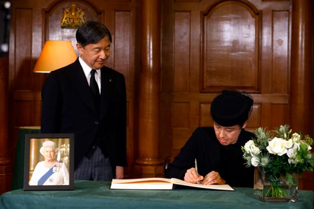 나루히토(왼쪽) 일본 왕과 마사코 왕비가 19일 런던 처치하우스에서 조문록을 작성하고 있다. 런던=AP 연합뉴스
