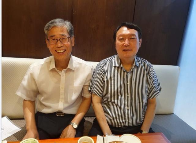 신평(왼쪽) 변호사가 윤석열 대통령과 찍어 지난해 7월 페이스북에 올린 사진. 신평 변호사 페이스북