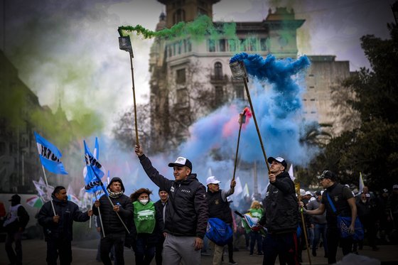 아르헨티나 시민과 노동계는 고물가와 긴축에 저항하고 있다. 사진은 노동총연맹(CGT)이 올해 8월 고물가에 항의해 시위하는 모습. [EPA=연합뉴스]