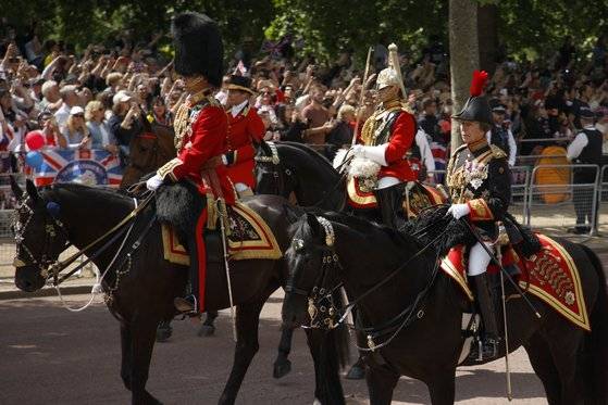 지난 6월 윌리엄 왕세손과 함께 말을 타고 왕실 행사 중인 앤 공주(오른쪽). AP=연합뉴스