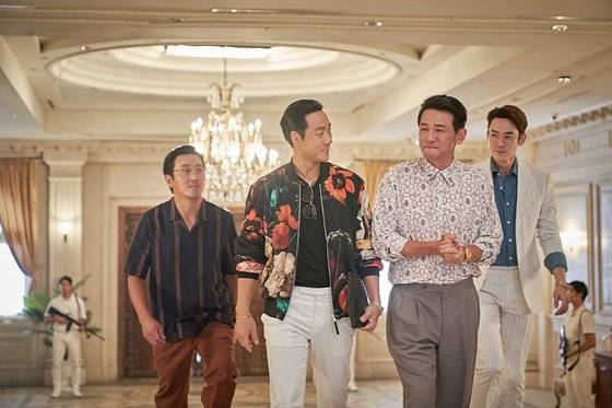 '수리남' 극 중에서 강인구(하정우)는 국제 마약상 연기를 하는 국정원 요원 최창호(박해수) 등 의지할 데가 있지만, 실제 K씨는 현지에서 홀로 조봉행을 상대했다. 사진 넷플릭스