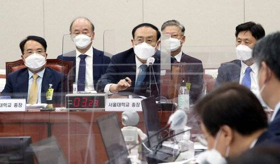 오세정 서울대 총장이 지난해 10월 14일 국정감사장에서 의원 질의에 답변하고 있다. 국민의힘 의원들이 조국 전 장관에 대한 징계 처분 지연을 비판했다. 뉴시스