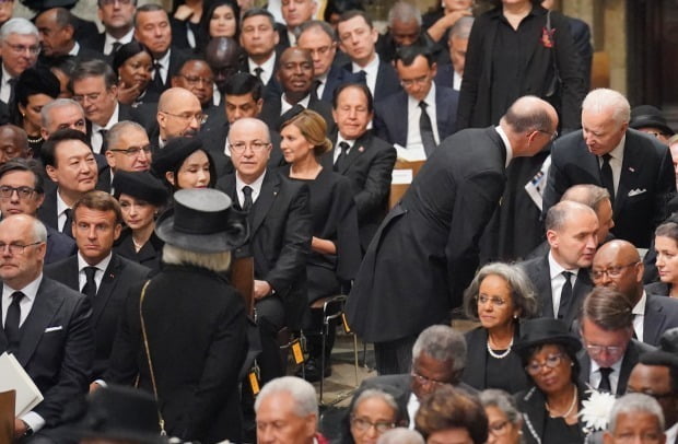 윤석열 대통령과 김건희 여사가 19일 영국 런던 웨스트민스터 사원에서 엄수된 엘리자베스 2세 여왕 장례식에 참석해 있다. (사진=연합뉴스)