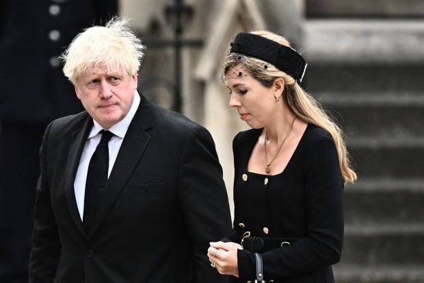 보리스 존슨 전 영국 총리가 19일(현지시간) 런던 웨스트민스터 사원에서 열린 엘리자베스 2세 여왕의 장례식에 부인 캐리 존슨과 함께 도착하고 있다. 사진=연합뉴스