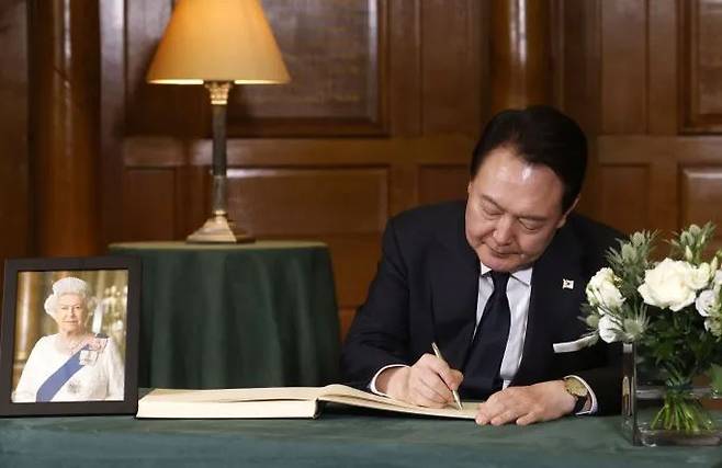 President Yoon Writes in the Book of Condolence: President Yoon Suk-yeol writes in the condolence book for Queen Elizabeth II of the United Kingdom after attending her funeral at Westminster Abbey in London on September 19 (local time). Yonhap News