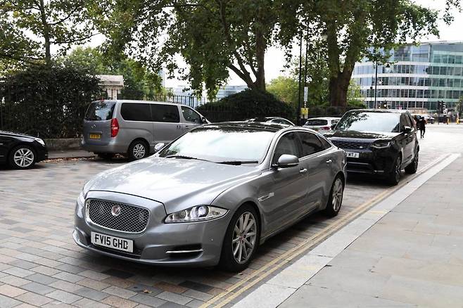 대통령실은 19일(현지시간) '정부 대표 2명, 왕실 대표 1명이 (공항에서) 윤석열 대통령 내외를 영접했고, 차량도 자체 준비라는 원칙과 달리 윤 대통령 내외에게는 왕실 차원에서 총리가 함께했던 차량을 제공했다'고 밝혔다. 사진은 윤 대통령에게 제공된 차량. /사진=대통령실 제공