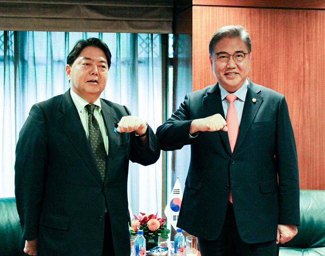 韓·日외교수장 팔꿈치 인사 : 한·일 정상회담 조율과 양국 현안 등을 논의하기 위해 박진(오른쪽) 외교부 장관과 하야시 요시마사 일본 외무상이 19일 오후 미국 뉴욕 맨해튼의 한 호텔에서 열린 한·일 외교장관 회담에 앞서 팔꿈치 인사를 나누며 취재진을 바라보고 있다.  연합뉴스