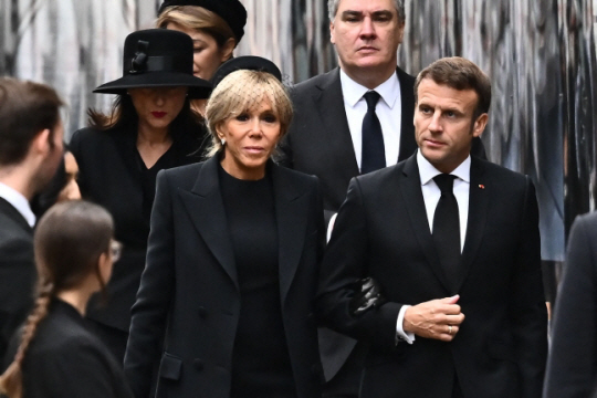 19일 영국 여왕의 장례식에 참석한 에마뉘엘 마크롱(오른쪽) 프랑스 대통령과 영부인 브리지트 여사. AFP·연합뉴스