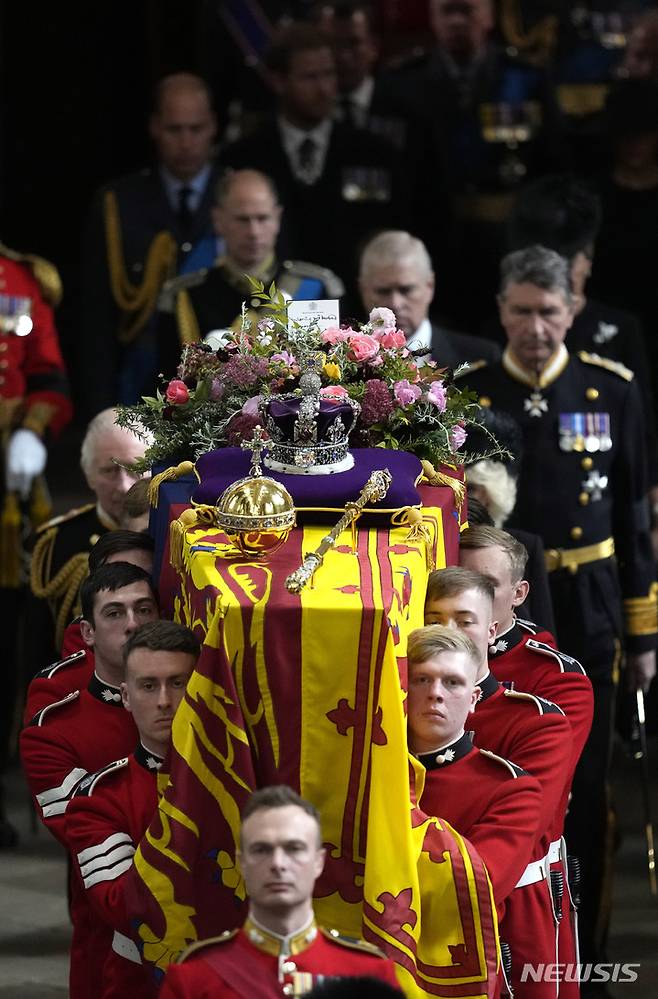 [런던=AP/뉴시스] 19일(현지시간) 영국 런던의 웨스트민스터 사원에서 국장을 마친 고 엘리자베스 2세 여왕의 시신이 담긴 관이 사원을 떠나고 있다. 사원을 나선 여왕의 관은 집무실이던 버킹엄궁과 하이드파크 인근 웰링턴 아치를 거쳐 런던을 떠난다. 2022.09.19.