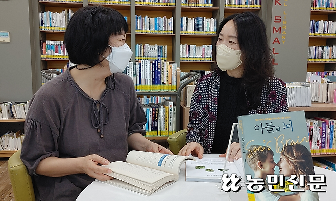 경기 여주시립도서관 소속 김지원 산북작은도서관장(오른쪽)과 김영애 주무관이 문해력을 주제로 이야기를 나누고 있다. 
