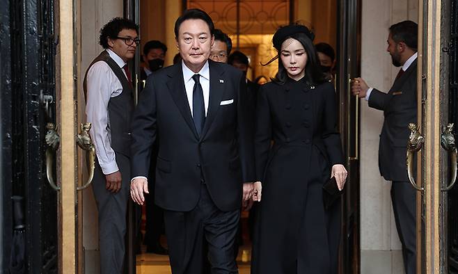 윤석열 대통령과 김건희 여사가 19일 엘리자베스 2세 여왕의 장례식에 참석하기 위해 런던의 한 호텔을 나서고 있다. 런던=연합뉴스