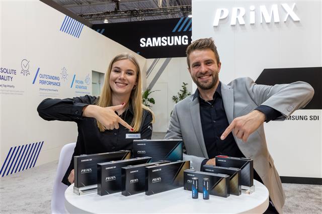 20~25일(현지시간) 독일 하노버에서 열리는 ‘2022 하노버 상용차 박람회’에서 모델들이 삼성SDI의 최신 기술력이 담긴 자체 배터리 브랜드 ‘프라이맥스’ 제품들을 선보이고 있다.삼성SDI 제공