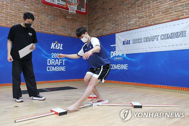 Y 밸런스 테스트하는 양준석 (서울=연합뉴스) 신현우 기자 = 2022 KBL 신인선수 드래프트에 참가하는 연세대학교 양준석이 20일 오후 서울 강남구 KBL센터에서 선수들의 신체조건 및 능력을 측정하는 '드래프트 콤바인'에 참석해 Y 밸런스 테스트를 하고 있다. 신인선수 드래프트는 오는 27일 서울 잠실학생체육관에서 열린다. 2022.9.20 nowwego@yna.co.kr