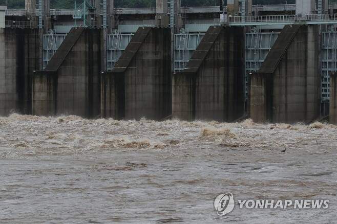 방류하는 군남댐 지난 8월 방류하는 군남댐 수문의 모습. [연합뉴스 자료사진]