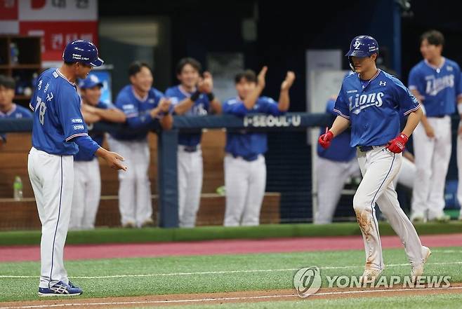 3점 홈런 쳐낸 강한울 (서울=연합뉴스) 신현우 기자 = 20일 서울 고척스카이돔에서 열린 2022 프로야구 KBO리그 삼성 라이온즈와 키움 히어로즈의 경기. 6회초 1사 1, 2루, 삼성 강한울이 3점 홈런을 쳐낸 뒤 베이스를 돌고 있다. 2022.9.20 nowwego@yna.co.kr