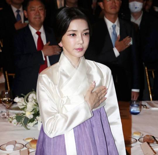 석열 대통령 부인 김건희 여사가 20일(현지시간) 뉴욕 시내 한 연회장에서 열린 뉴욕 동포 간담회에서 국기에 대한 경례를 하고 있다. 사진=뉴시스