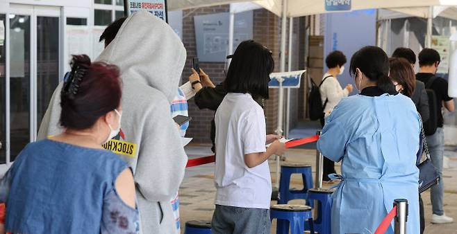 코로나19 재유행 감소세가 이어지는 가운데 20일 오전 시민들이 서울 마포구 보건소에 마련된 선별진료소에서 검사를 기다리고 있다. (사진=연합뉴스)