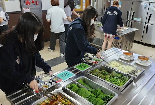 자율배식 학교급식.(사진=경기도교육청 제공)