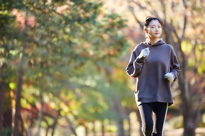 걷기 운동을 하는 여성은 뇌졸중 위험이 감소하는 것으로 나타났다. [사진=게티이미지뱅크]