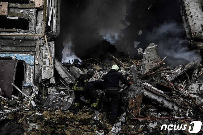 15일(현지시간) 우크라이나 도네츠크의 바크무트에서 러시아 군의 미사일 포격을 받은 건물서 소방대원이 진화 작업을 하고 있다. ⓒ AFP=뉴스1 ⓒ News1 우동명 기자