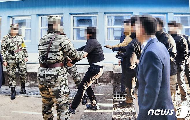 지난 2019년 11월 북한 선원 2명이 동료 16명을 살해하고 탈북해 귀순 의사를 밝혔으나 판문점을 통해 북한으로 추방 하는 모습. (통일부 제공) 2022.7.12/뉴스1 ⓒ News1 김명섭 기자
