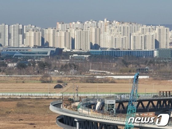 세종시청 옥상에서 내려다본 금강보행교와 도심 아파트단지. ⓒ 뉴스1 장동열 기자