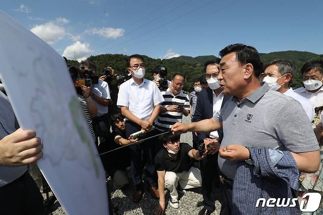 김두겸 울산시장(오른쪽)이 8월3일 오후 울산 북구 박상진호수공원에서 그린벨트(GB) 업무를 담당하는 문성요 국토교통부 국토도시실장에게 울산지역 개발제한 구역의 문제점 설명과 함께 개선 방안을 건의하고 있다. 2022.8.3/뉴스1 ⓒ News1 윤일지 기자