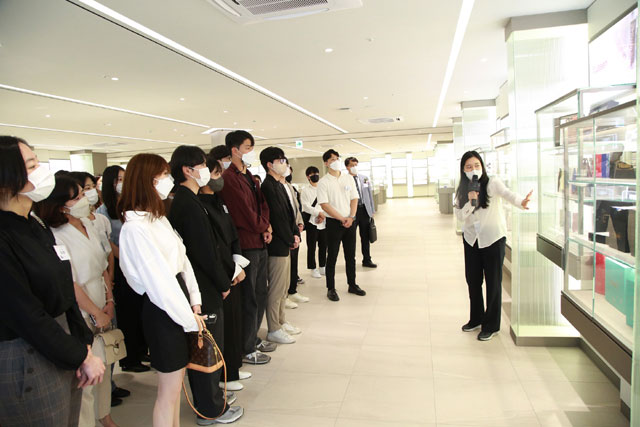 오스템임플란트는 지난 17일 서울 강서구에 위치한 마곡사옥에서 '2022년 오스템임플란트 장학증서 수여식'을 개최했다. /오스템임플란트 제공