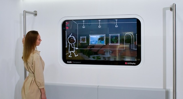 LG디스플레이 모델이 독일 베를린에서 20일(현지시간) 열리는 세계 최대 철도 기술 박람회 '이노트랜스 2022'에서 열차 창문용 투명 OLED 솔루션을 소개하고 있다. /LG디스플레이 제공