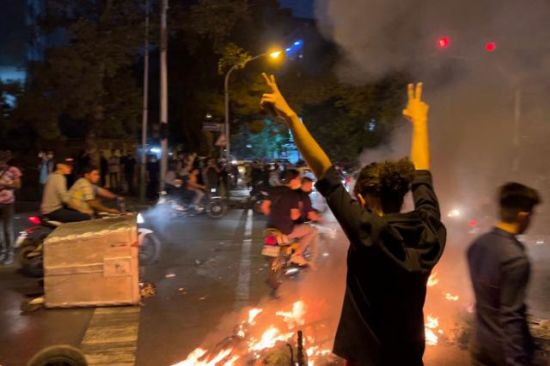이란 수도 테헤란에서 아미니의 죽음에 진상 조사를 요구하고 정부를 규탄하는 반정부 시위가 벌어지고 있다. 사진=AFP 연합뉴스