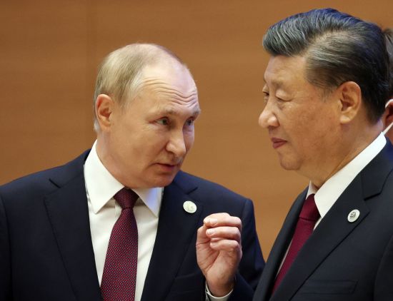 지난 15일(현지시간) 대면 회담한 블라디미르 푸틴 러시아 대통령(왼쪽)과 시진핑 중국 국가주석 [이미지출처=연합뉴스]