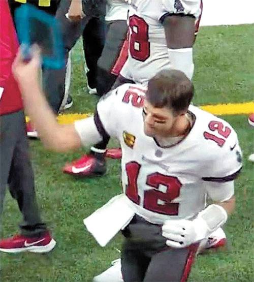 미국프로미식축구리그(NFL)를 대표하는 쿼터백 톰 브레이디가 19일 뉴올리언스 방문경기 도중 분을 이기지 못한 채 태블릿PC를 집어 던지고 있다. FOX 중계화면 캡처