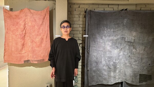 염색미술가 김정화 작가가 9월17일 ‘민보와 색 이야기’ 전시장에서 이제는 고인이 된 외할머니(오른쪽)와 어머니(왼쪽)의 민보 작품을 소개하고 있다. 김경애 기자